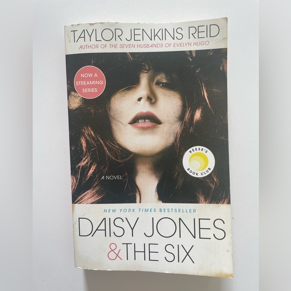 Daisy jones and the six paperback book - Picture 1 of 4